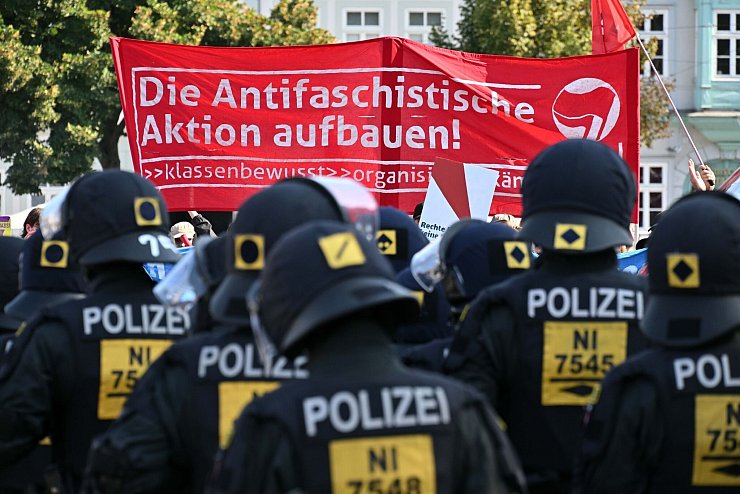 Protest gegen die AfD auf Thüringens Straßen - © Martin Schutt/dpa