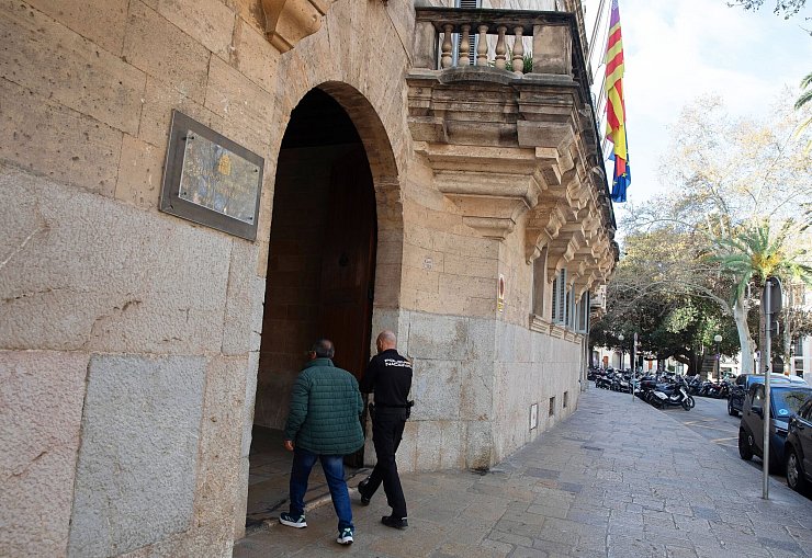 Ein Deutscher hat sich auf Mallorca in einem Prozess um die Ermordung eines Landsmanns für schuldig bekannt. Er wurde zu 18 Jahren Gefängnis und zur Zahlung einer Entschädigung in Höhe von 500.000 Euro an die Familie des Opfers verurteilt. - © Clara Margais/dpa