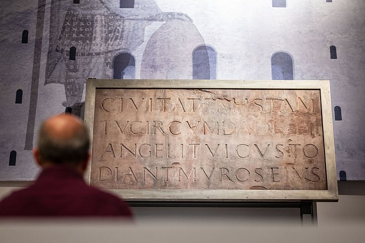 Nach römischem Vorbild: Die Inschrifttafel des Corveyer Klosters zeugt auch von der Antikenbegeisterung der Mönche von damals. - © Guido Kirchner/dpa