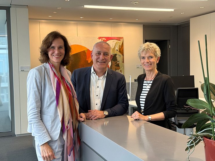 Birgit Steinborn (r) legt ihr Mandat als Gesamtbetriebsratsvorsitzende nach elfeinhalb Jahren nieder. Die Siemens-Personalchefin Judith Wiese (l) und der zweite Vorsitzende der IG Metall, Jürgen Kerner würdigten ihre Arbeit. (Archivbild) - © Christof Rührmair/dpa