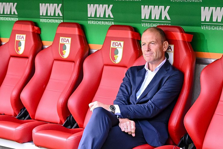 Ist vor seinem einjährigen Dienstjubiläum gefordert: FCA-Coach Jess Thorup. - © Harry Langer/dpa