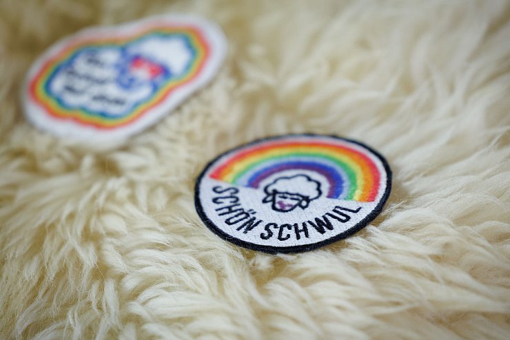 Bisher reicht die «Regenbogen-Wolle» nur für Accessoires wie Aufnäher, Schirmmützen und Schnürsenkel (Foto aktuell). - © Friso Gentsch/dpa