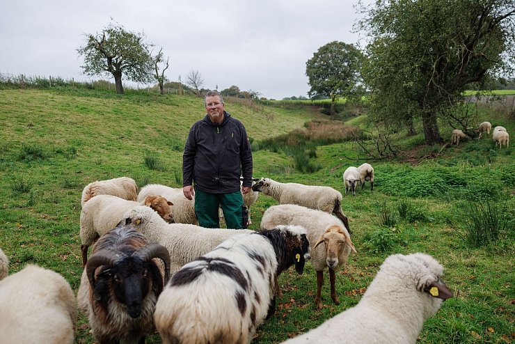Michael Stücke ist der Hüter der nach seinen Angaben ersten schwulen Schafherde Deutschlands (Foto aktuell). - © Friso Gentsch/dpa