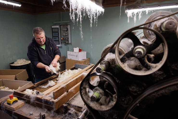 Michael Stücke verarbeitet die Wolle seiner schwulen Schafe selbst und nutzt dafür ein über 100 Jahre altes Gerät (Foto aktuell). - © Friso Gentsch/dpa