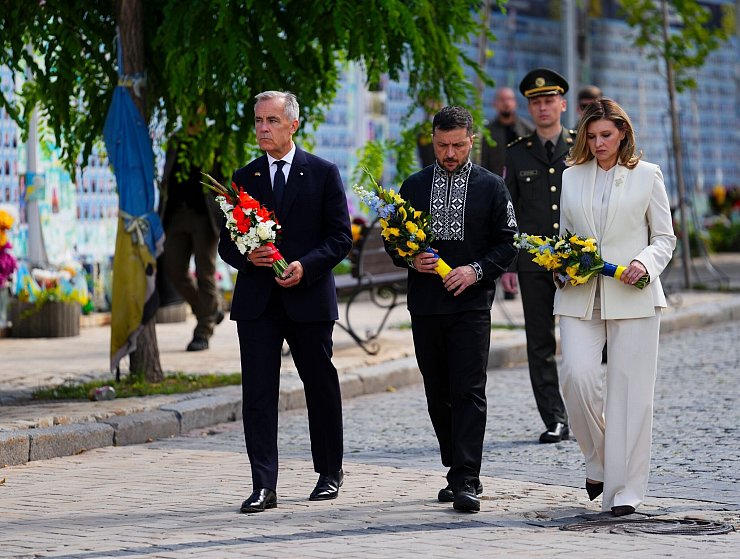 Kanadas Premierminister Mark Carney zusammen mit dem ukrainischen Präsidenten Wolodymyr Selenskyj und seiner Frau Olena bei einer Kranzniederlegung. - © Sean Kilpatrick/The Canadian Press/AP/dpa