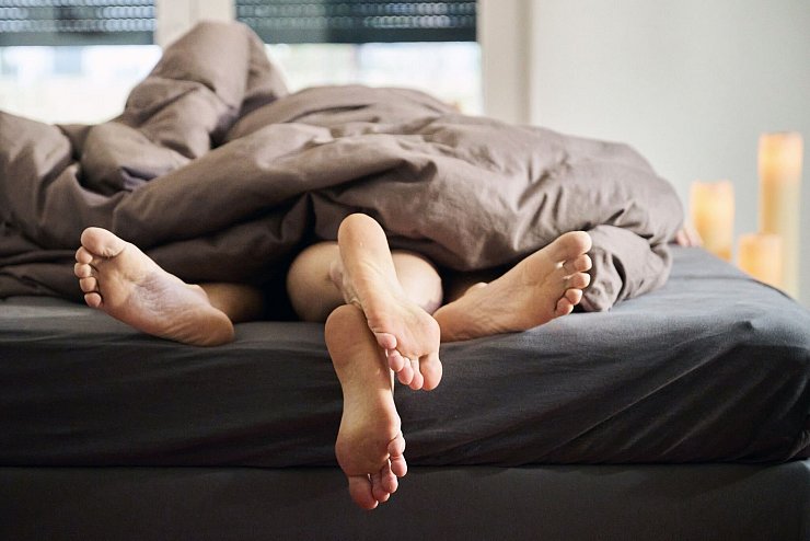 Beim Coitus interruptus muss der Mann den Penis rechtzeitig vor dem Samenerguss rausziehen (Symbolbild). - © Annette Riedl/dpa