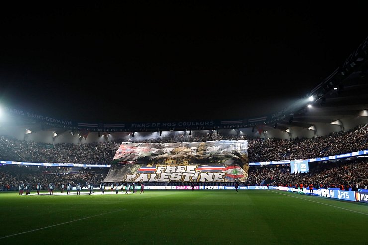 Ein Pro-Pal&auml;stina-Banner im Pariser Prinzenpark hat f&uuml;r Emp&ouml;rung gesorgt. - &copy; Loic Baratoux/ZUMA Press Wire/dpa