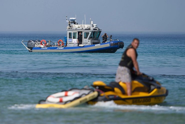 In Israel wird nach Berichten über einen Hai-Angriff ein Mann vermisst. - © Ariel Schalit/AP/dpa