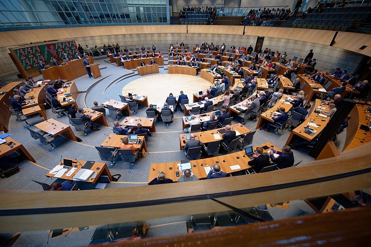 Der Landtag debattiert ab Mittwoch mehrere Tage über den Haushalt 2026. (Archivbild) - © Henning Kaiser/dpa