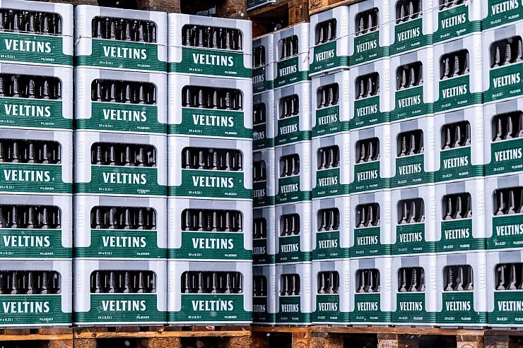 Die Großbrauerei Veltins steigert ihren Absatz entgegen dem schrumpfenden Branchentrend. (Archivbild) - © David Inderlied/dpa