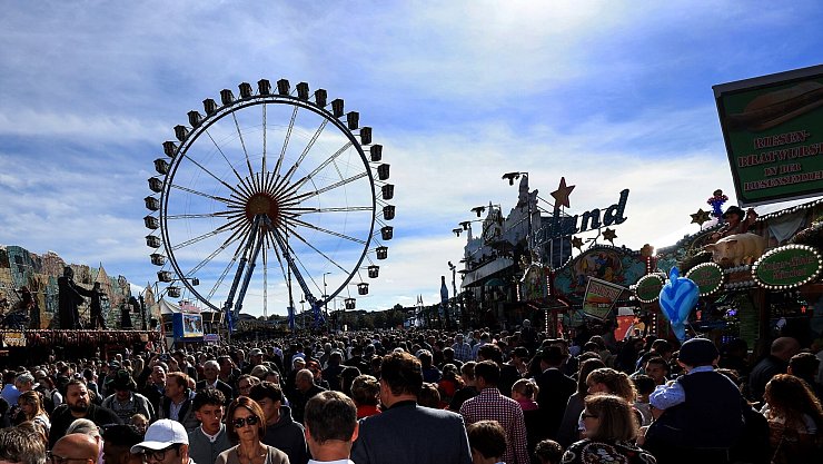 Viele nutzen den letzten Wiesn-Tag zum Besuch. - © Karl-Josef Hildenbrand/dpa
