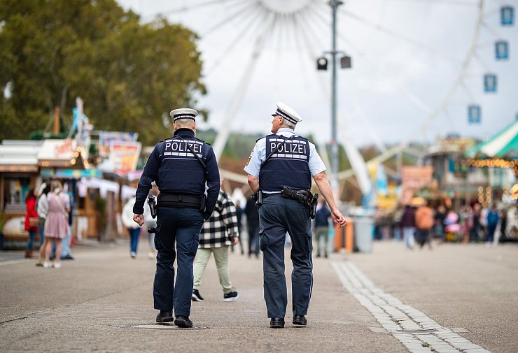 Hunderte Polizeibeamte sichern das Volksfest. - © Christoph Schmidt/dpa