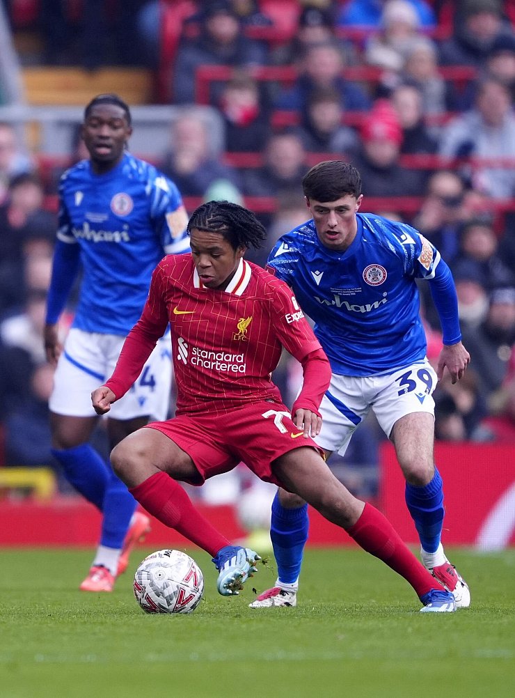 Jung, jünger, Rio Ngumoha: Im Alter von 16 Jahren und 135 Tagen debütierte der Offensivspieler für Liverpool. - © Peter Byrne/PA Wire/dpa