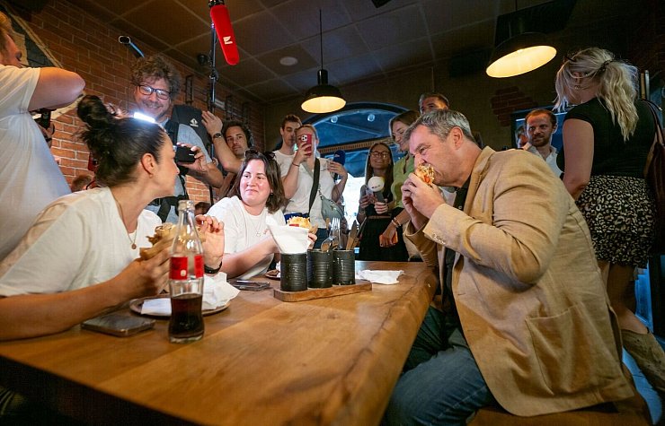 Bayerns Ministerpräsident Markus Söder ist Döner-Fan und gehörte zu den Politikern, die sich für eine Beibehaltung der derzeitigen Regeln einsetzen. (Archivbild) - © Peter Kneffel/dpa