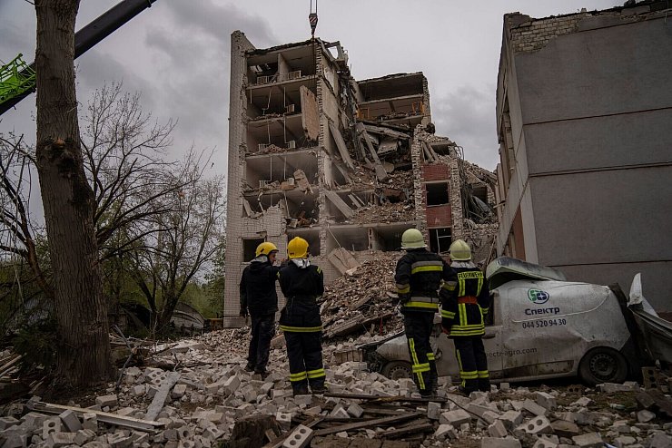 Russische Raketen- und Drohnenangriffe haben viele ukrainische Städte getroffen. (Archivbild) - © Francisco Seco/AP/dpa