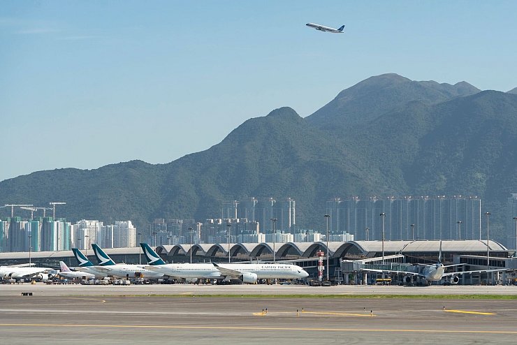 Der Flughafen in Hongkong ist ein wichtiges internationales Drehkreuz. (Archivbild) - © Chan Long Hei/AP/dpa