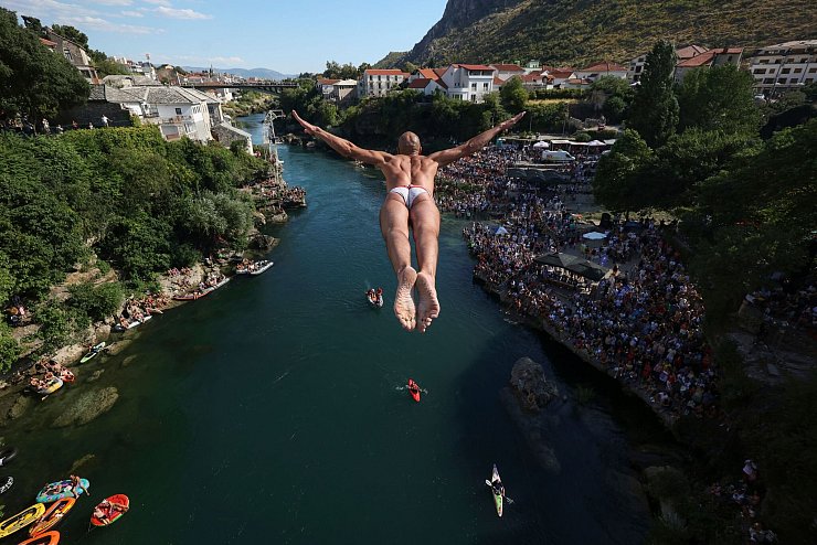 Der Sprung von der Brücke Stari Most in Mostar ist nur etwas für Trainierte. (Archivbild) - © Armin Durgut/AP/dpa