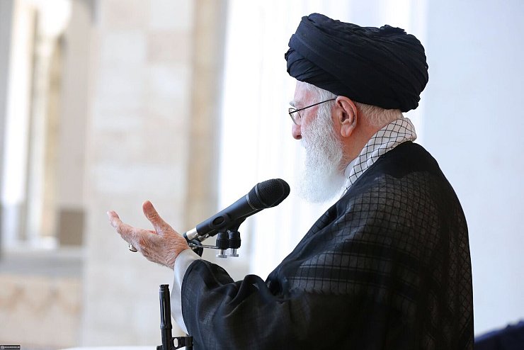 Irans Religionsführer Ajatollah Ali Chamenei hat den Raketenangriff auf Israel verteidigt. - © -/Iranian Supreme Leader office/dpa