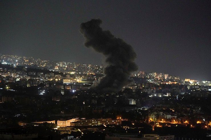 Erneut wird auch die Hauptstadt Beirut zum Ziel. - © Bilal Hussein/AP/dpa