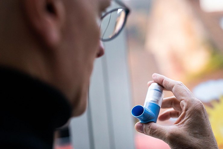 Asthma kann in jedem Alter erstmals auftreten. (Archivbild) - © Philipp von Ditfurth/dpa