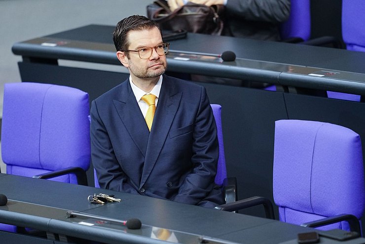 Bundesjustizminister Marco Buschmann (FDP) lobte in der Haushaltsdebatte die mit den Ländern beschlossenen Projekte für eine stärkere Digitalisierung der Justiz. - © Kay Nietfeld/dpa