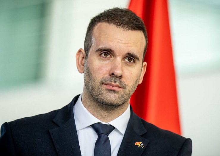 Montenegros Ministerpräsident Spajic will das Waffengesetz verschärfen, nachdem ein Amokschütze in dem Adria-Land zwölf Menschen getötet hat. - © Michael Kappeler/dpa