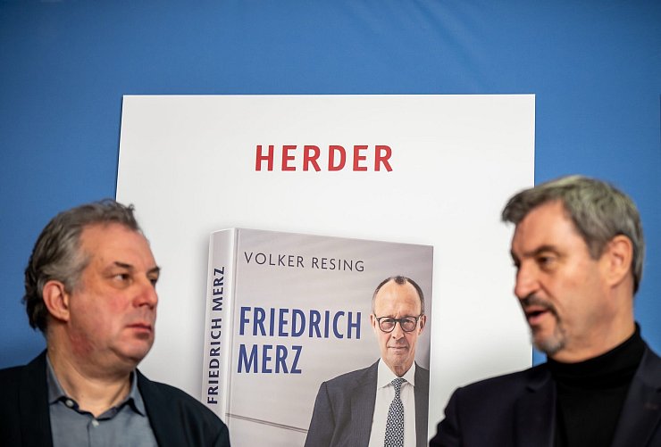 CSU-Chef Söder stellt in Berlin eine Biografie über Kanzlerkandidat Merz vor. Der bayerische Ministerpräsident findet viele lobende Worte. Zugleich hat er ein paar Tipps parat. - © Michael Kappeler/dpa
