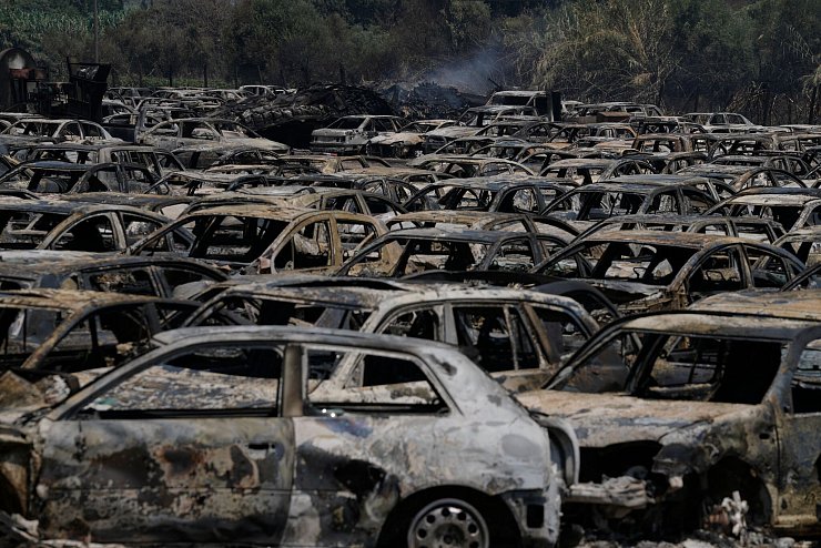 Jeder Großbrand verursacht Millionenschäden. (Archivbild) - © Thanassis Stavrakis/AP/dpa