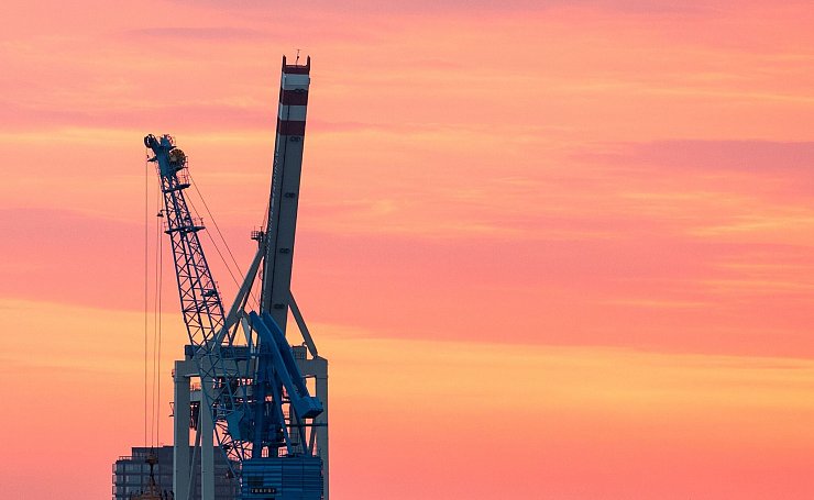 Immer mehr Ökonomen erwarten ein leichtes Plus der deutschen Wirtschaft im Gesamtjahr 2025. (Archivbild) - © Daniel Bockwoldt/dpa