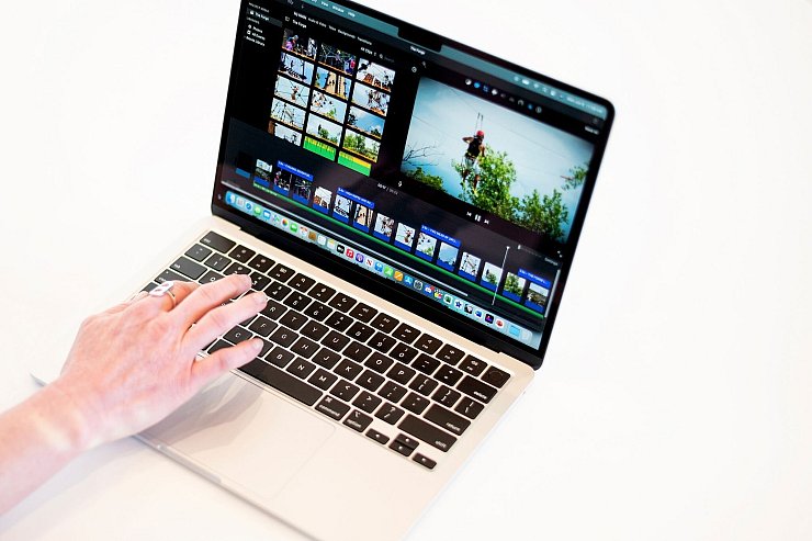 Ein Apple MacBook Air Computer wird bei der World Wide Developer Conference von Apple vorgestellt. - © Noah Berger/AP/dpa