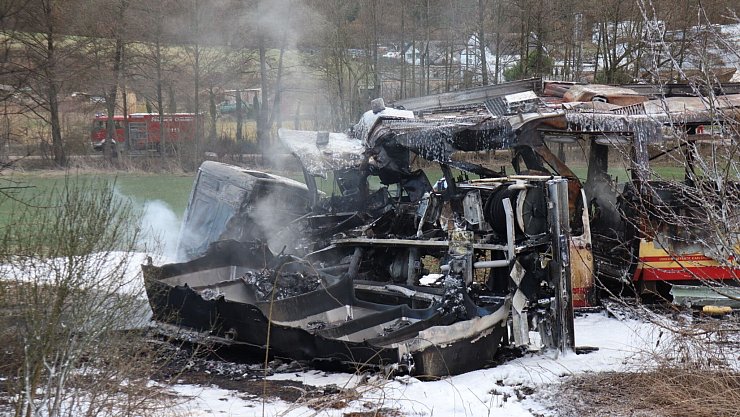 Das Feuer hat die Fahrzeuge zerstört. - © Rene Priebe/dpa