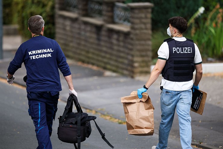 Nach dem Tatverdächtigen wird weiter gefahndet. - © Christoph Reichwein/dpa