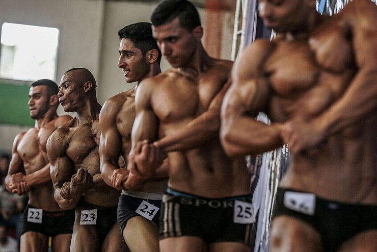 Männlichkeit wird immer wieder auch über Stärke definiert. (Symbolbild) - © Mohammed Talatene/dpa