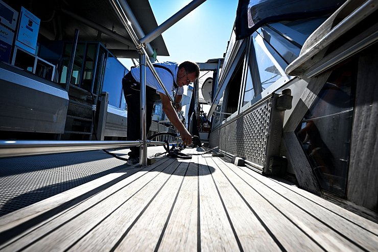 Der Kraftstoff ist etwas teurer als gewöhnlicher Diesel. (Archivbild) - © Felix Kästle/dpa