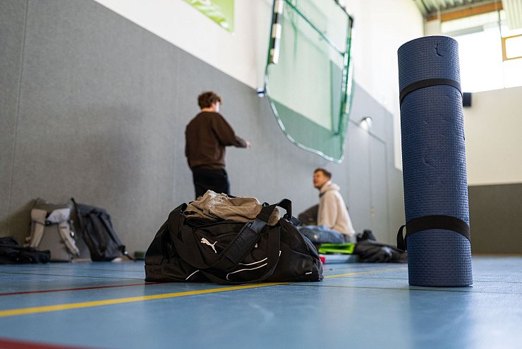 Tasche gepackt, aber noch keine eigene Wohnung am neuen Studienort - so geht es einigen Studierenden. - © Guido Kirchner/dpa