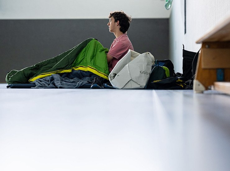 Warten auf eine richtige Wohnung fürs Studium: Der 18-jährige Studienanfänger Henning Telöken liegt morgens auf seiner Isomatte in einer Turnhalle in Münster. - © Guido Kirchner/dpa
