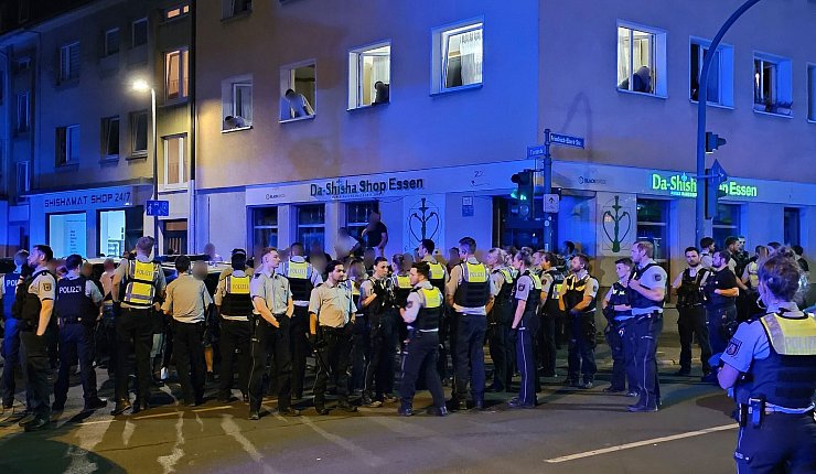 Im Ruhrgebiet gerät die Polizei immer wieder zwischen die Fronten rivalisierender Gruppen. (Archiv-Bild) - © Markus Gayk/dpa