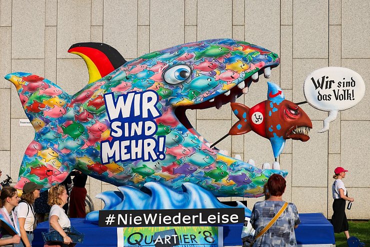 Bei den Protesten gegen die AfD ist auch eine Figur des Wagenbauers Jacques Tilly zu sehen. - © Christoph Reichwein/dpa