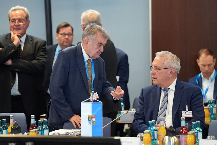 Bayerns Innenminister Joachim Herrmann (CSU, rechts im Bild), hier im Gespräch mit NRW-Innenminister Herbert Reul (CDU), dringt auf umfassende Zurückweisungen an den deutschen Grenzen. - © Soeren Stache/dpa