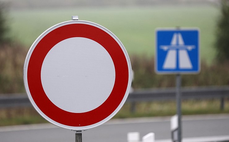 Ein Sturmtief hat in NRW für zahlreiche Verkehrsbehinderungen gesorgt. (Symbolbild) - © Bernd Wüstneck/dpa-Zentralbild/dpa