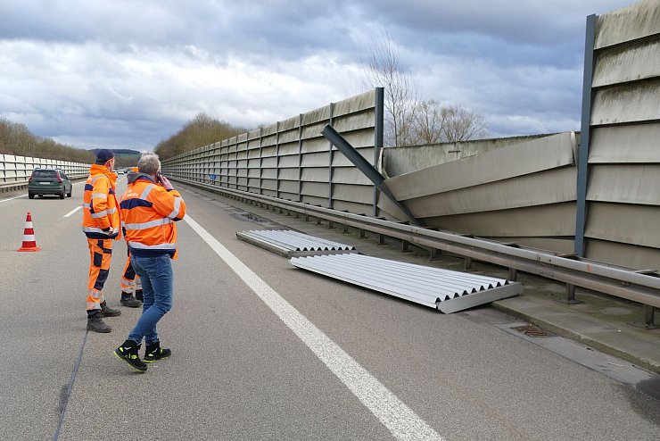 Auf der Autobahn 560 ging wegen der umgewehten Lärmschutzwand nichts mehr. - © Marius Fuhrmann/dpa