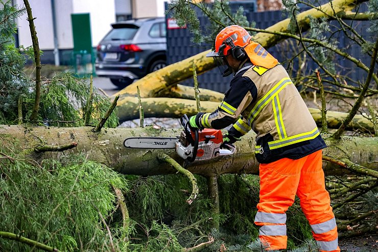 Wegen des Sturms rückte die Feuerwehr zum Aufräumen aus. - © Gianni Gattus/dpa