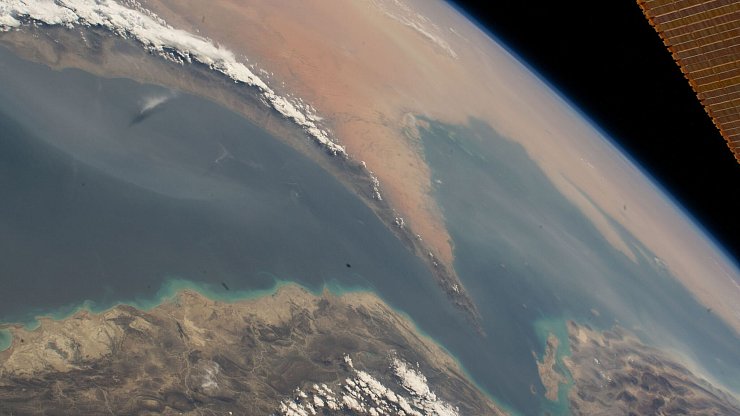 Nach den US-Angriffen auf iranische Atomanlagen wird eine Blockade der Straße von Hormus als möglicher Gegenschlag Teherans befürchtet. - © -/Nasa/dpa