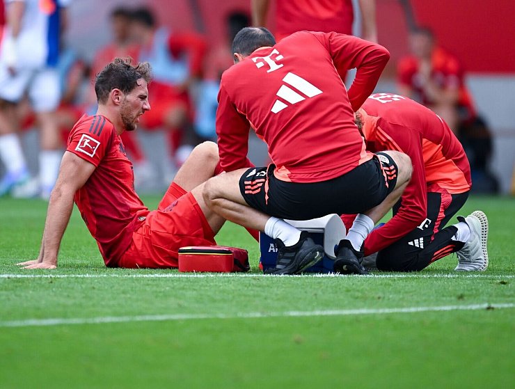 Schrecksekunde: Leon Goretzka muss am Fu&szlig; behandelt werden. - &copy; Sven Hoppe/dpa