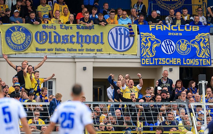 Nach beleidigenden Äußerungen von der Tribüne wurde die Partie kurzzeitig unterbrochen. - © Jan Woitas/dpa