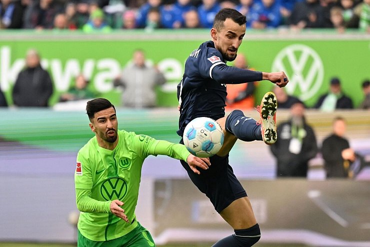 Wolfsburger Großchance: Bochums Erhan Masovic (r) klärt den Ball gerade noch rechtzeitig vor Mohamed Amoura. - © Swen Pförtner/dpa