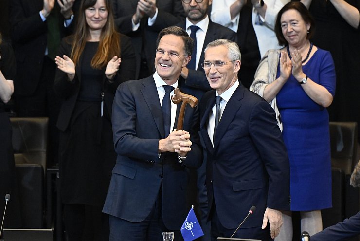 Der Machtwechsel von Stoltenberg zu Rutte findet in einer Zeit vieler Krisen statt. - © Eric Lalmand/Belga/dpa