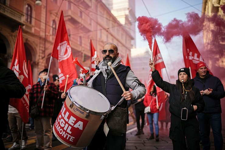 Zehntausende gehen gegen Italiens Rechtsregierung auf die Straße. - © Marco Alpozzi/LaPresse/AP/dpa