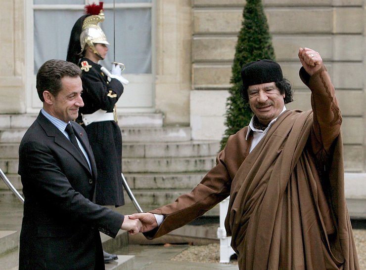 2007: Sarkozy empfängt Al-Gaddafi mit Pomp im Élysée-Palast. (Archivbild) - © epa Maya Vidon/EPA/dpa