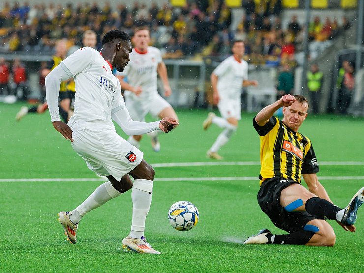 War einer der Heidenheimer Aktivposten im Playoff-Hinspiel: Neuzugang Sirlord Conteh (l.). - &copy; Adam Ihse/TT/TT News Agency/AP/dpa